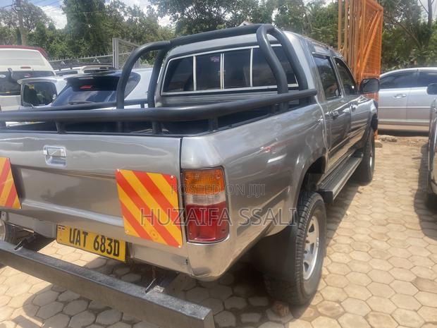 Toyota Hilux 2.5 Cab 2005 Gray