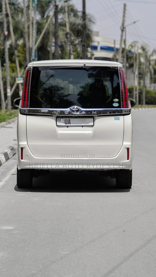 Toyota Noah 2018 White