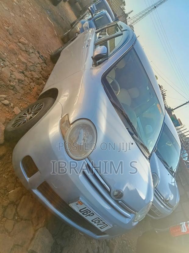 Toyota Sienta 2012 Silver