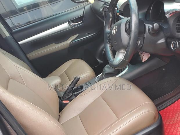 Toyota Hilux 2015 Gray