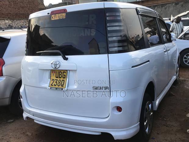 Toyota Sienta 2006 White