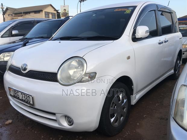 Toyota Sienta 2006 White