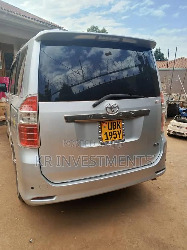 Toyota Noah 2.0 143hp AWD (7 Seater) 2008 Silver