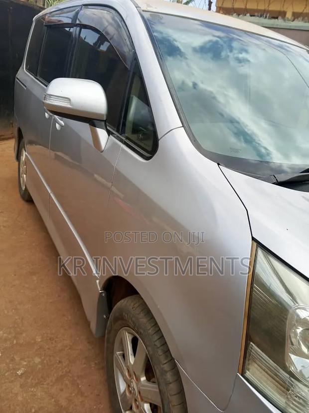 Toyota Noah 2.0 143hp AWD (7 Seater) 2008 Silver