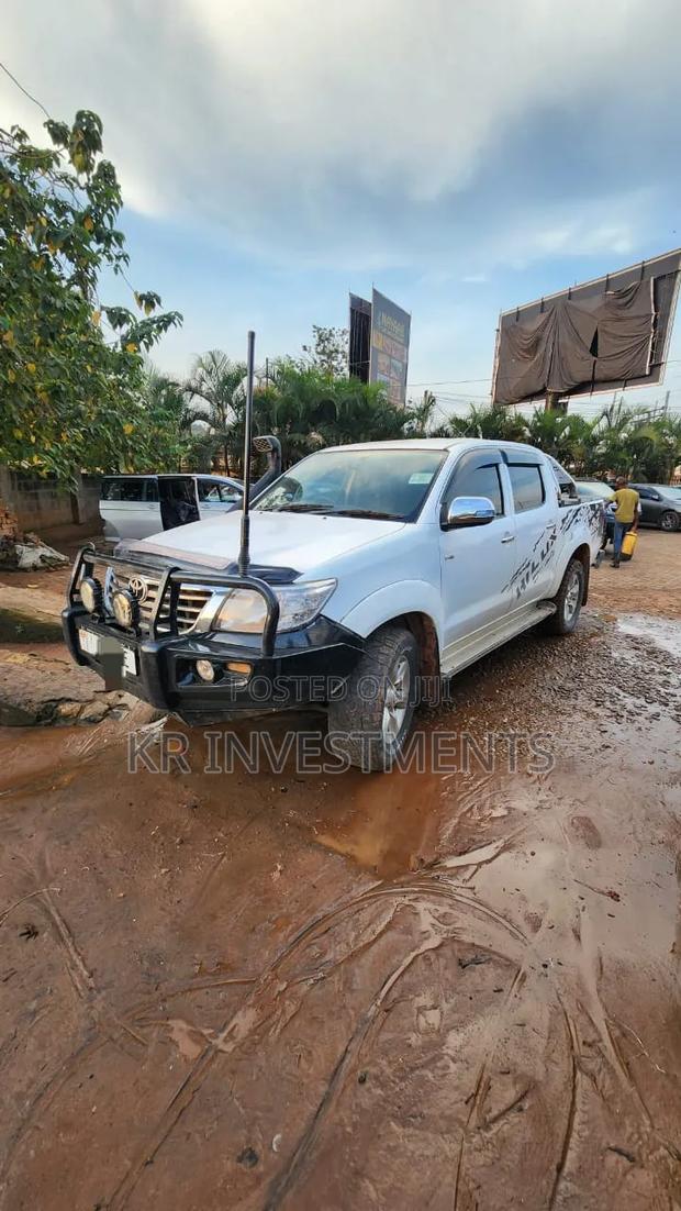Toyota Hilux 3.0 D-4D 4x4 2014 Silver