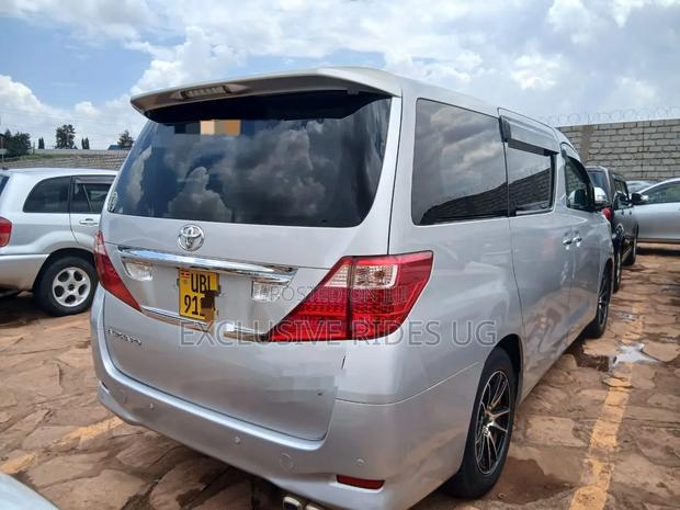 Toyota Alphard 2.4 Petrol AWD 2010 Silver