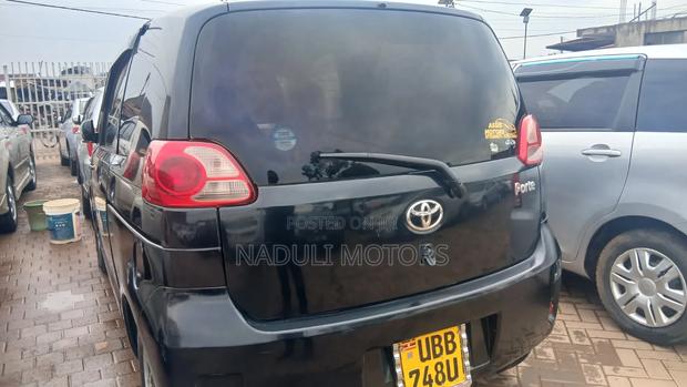 Toyota Porte 2010 Black
