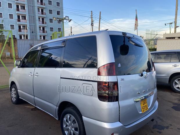 Toyota Noah 2003 Silver