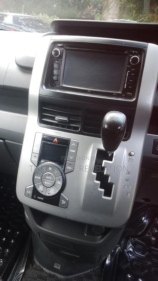 Toyota Noah 2.0 143hp FWD (8 Seater) 2010 Gray
