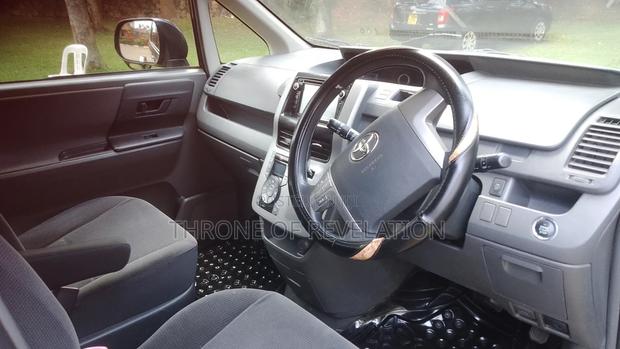 Toyota Noah 2.0 143hp FWD (8 Seater) 2010 Gray