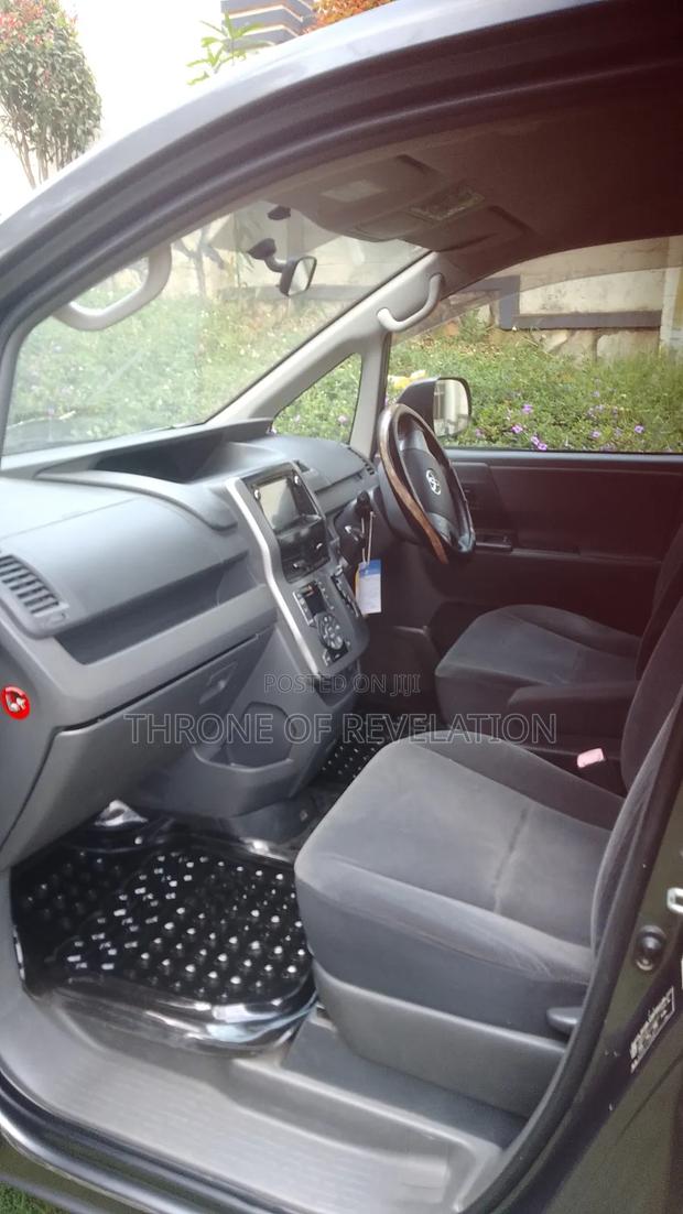 Toyota Noah 2.0 143hp FWD (8 Seater) 2010 Gray