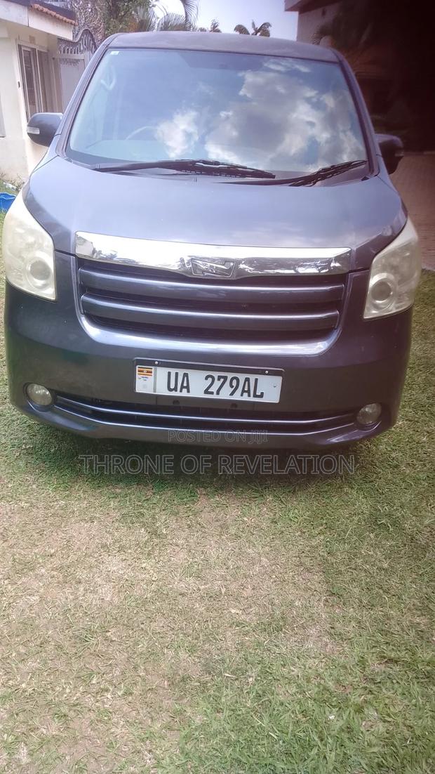 Toyota Noah 2.0 143hp FWD (8 Seater) 2010 Gray