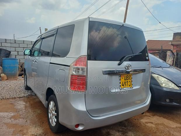 Toyota Noah 2.0 143hp AWD (7 Seater) 2012 Silver