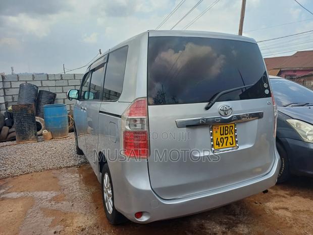 Toyota Noah 2.0 143hp AWD (7 Seater) 2012 Silver