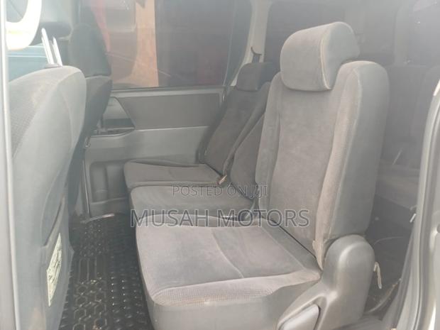 Toyota Noah 2.0 143hp AWD (7 Seater) 2012 Silver