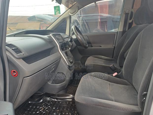 Toyota Noah 2.0 143hp AWD (7 Seater) 2012 Silver