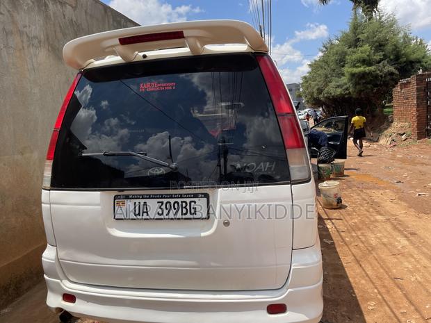 Toyota Noah 2002 White
