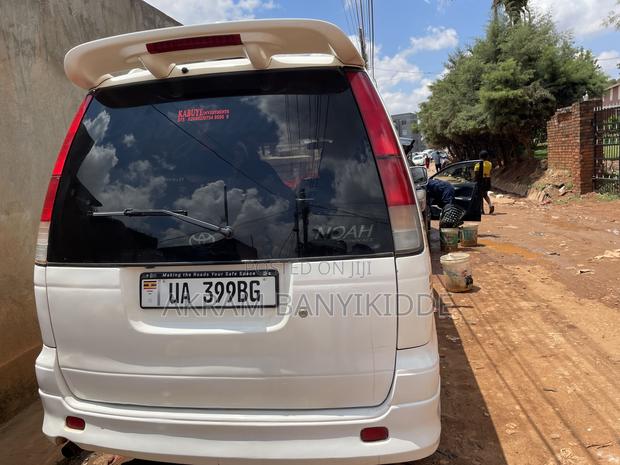 Toyota Noah 2002 White
