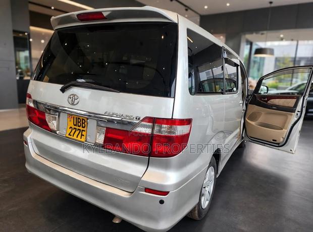 Toyota Alphard 2.4 Petrol AWD 2004 Silver