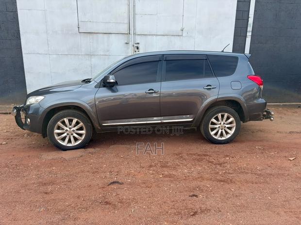 Toyota Vanguard 2011 Gray