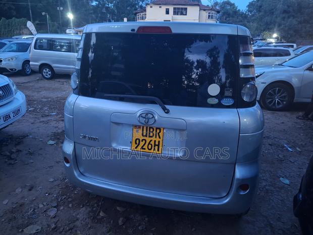 Toyota Sienta 2010 Gray