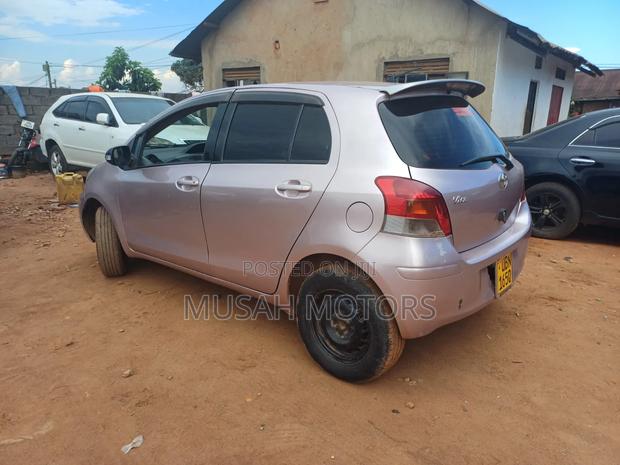 Toyota Vitz 1.3 FWD 5dr 2007 Gold