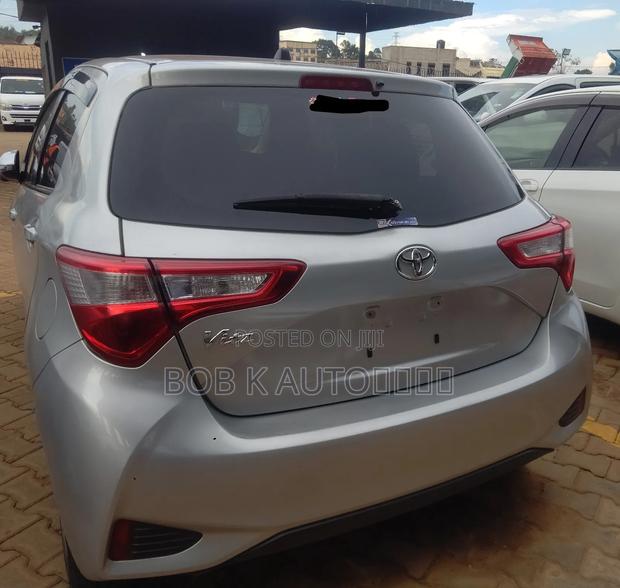 Toyota Vitz 2017 Silver