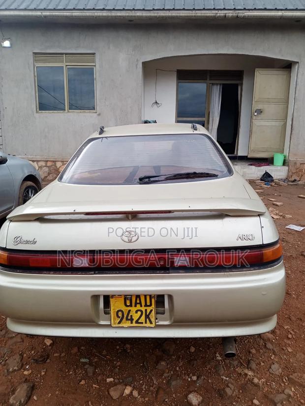 Toyota Mark II 1992 Gold