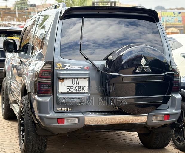 Mitsubishi Pajero 3.0 2010 Gray