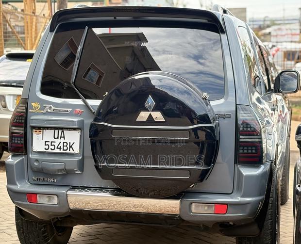 Mitsubishi Pajero 3.0 2010 Gray