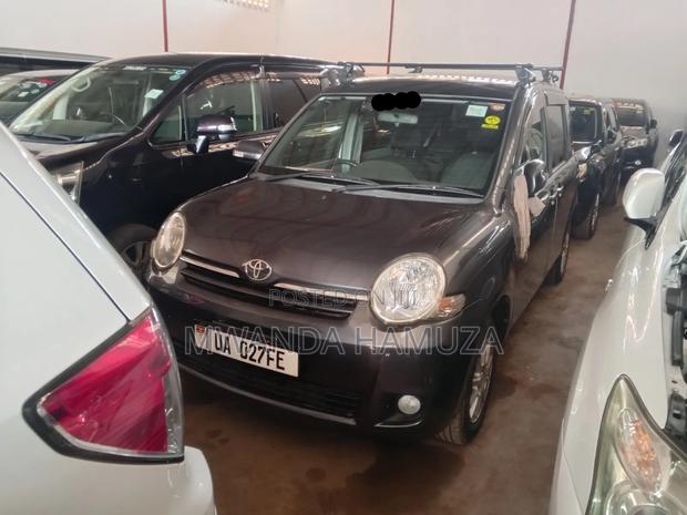 Toyota Sienta 2009 Gray