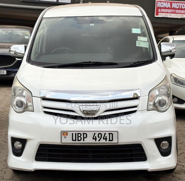 Toyota Noah 2.0 143hp FWD (7 Seater) 2012 White