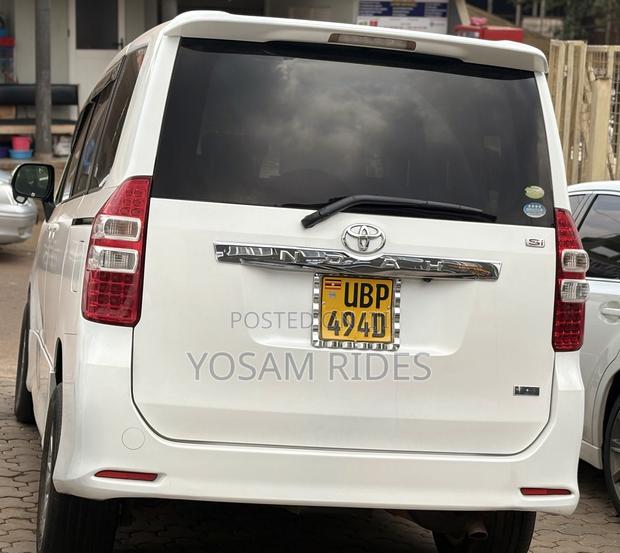 Toyota Noah 2.0 143hp FWD (7 Seater) 2012 White