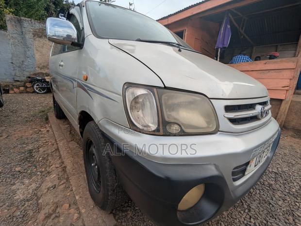 Toyota Noah 2001 Silver