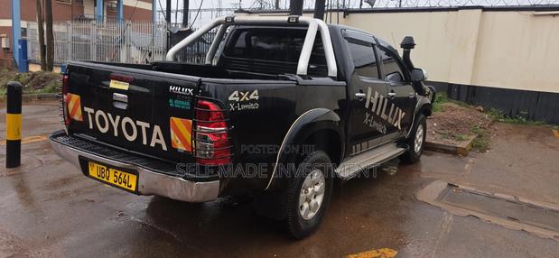 Toyota Hilux 2012 Black