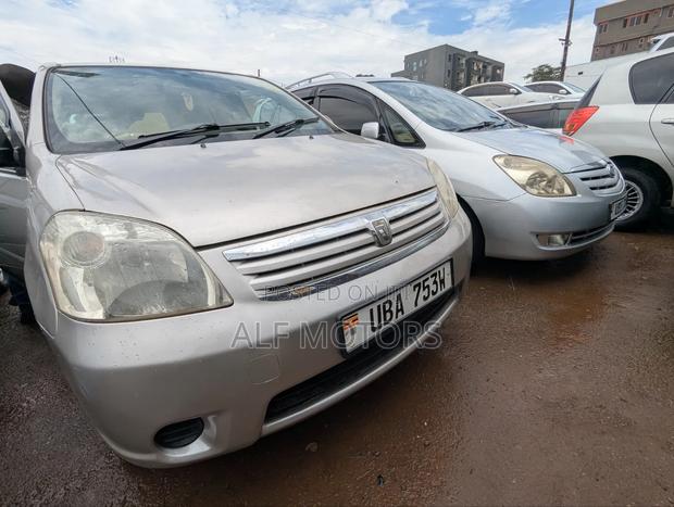Toyota Raum 2005 Silver