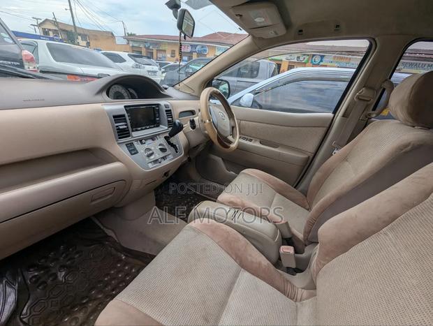 Toyota Raum 2005 Silver