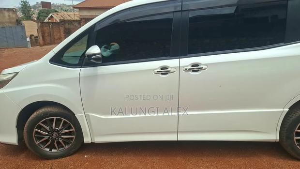 Toyota Noah 2.0 FWD (7 Seater) 2014 White