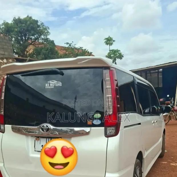 Toyota Noah 2.0 FWD (7 Seater) 2014 White