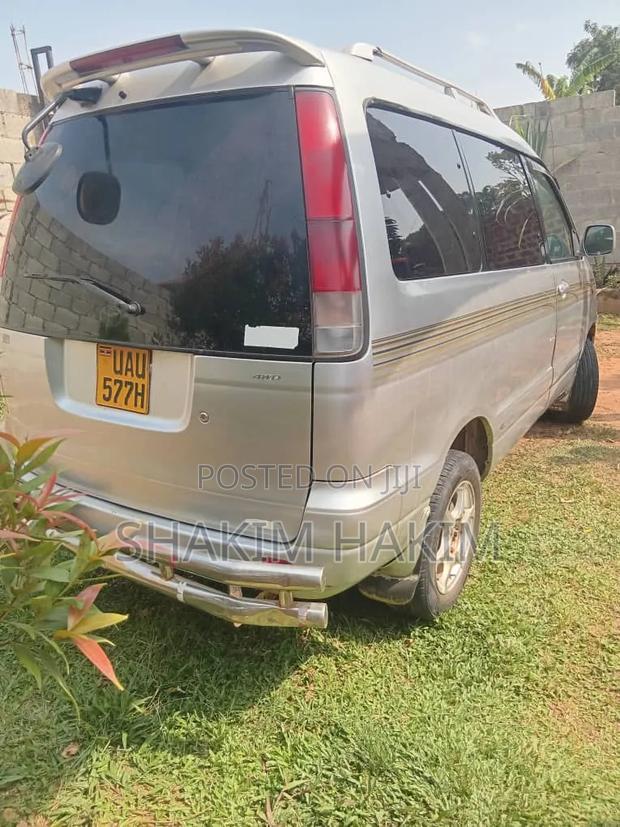 Toyota Noah 2001 Silver