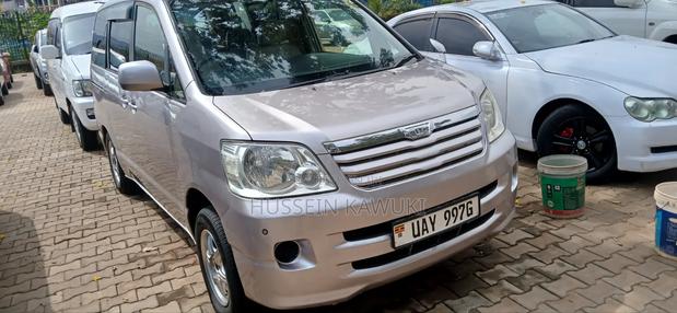 Toyota Noah 2005 Gray