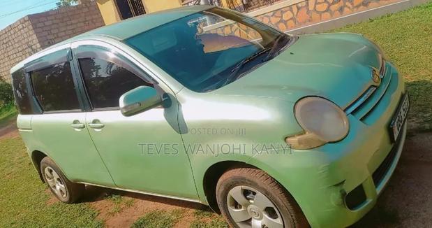 Toyota Sienta 2009 Green