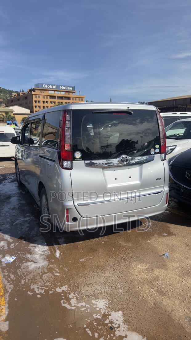 Toyota Noah 2014 Silver