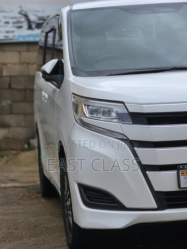 Toyota Noah 2.0 FWD (8 Seater) 2018 White