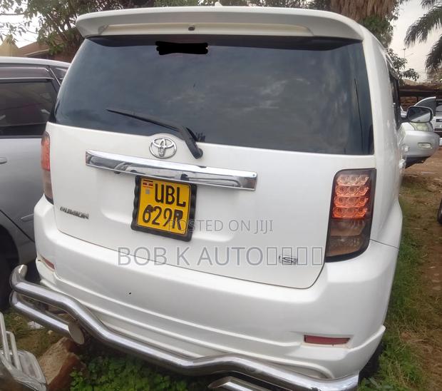 Toyota Corolla Rumion 2009 White
