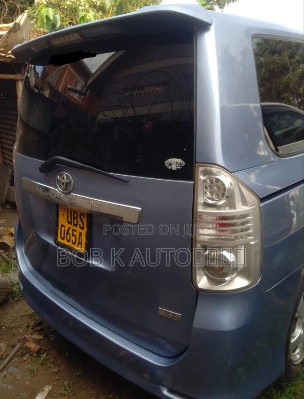 Toyota Voxy 2011 Silver