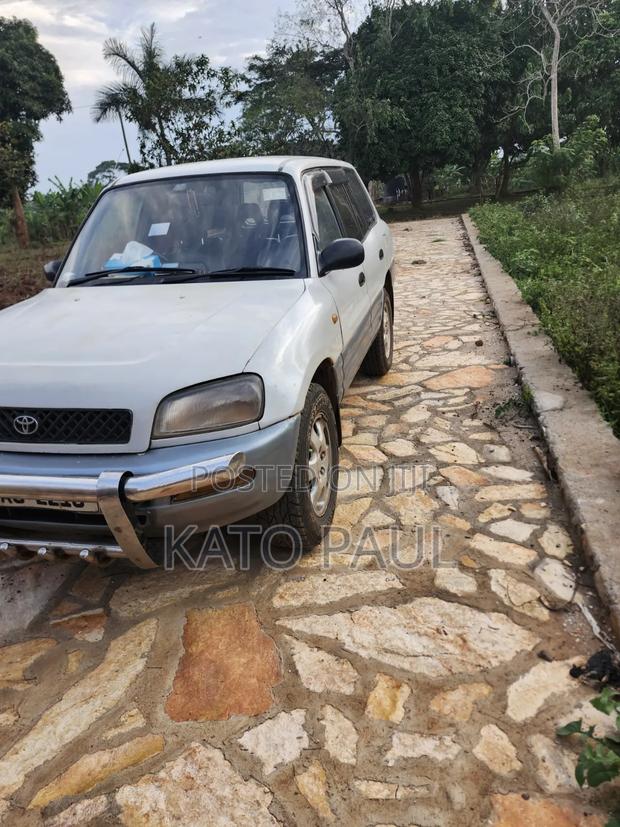 Toyota RAV4 Base 4x4 1996 White