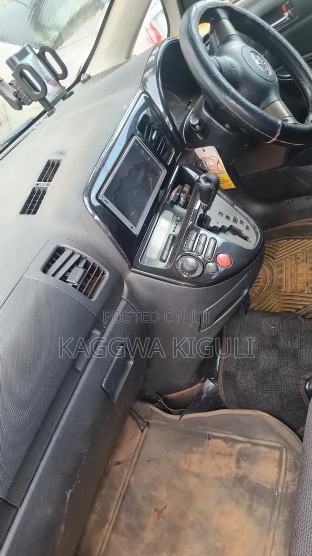 Toyota Wish 2004 Silver