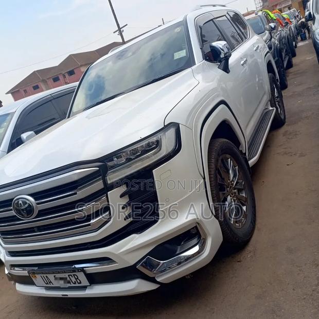 Toyota Land Cruiser LC300 2023 White