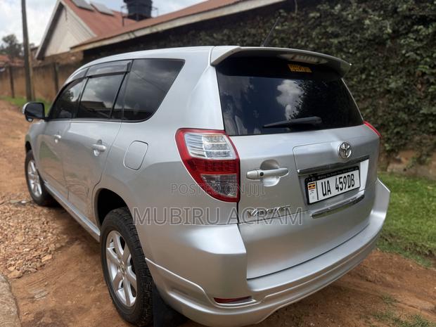 Toyota Vanguard 2010 Silver